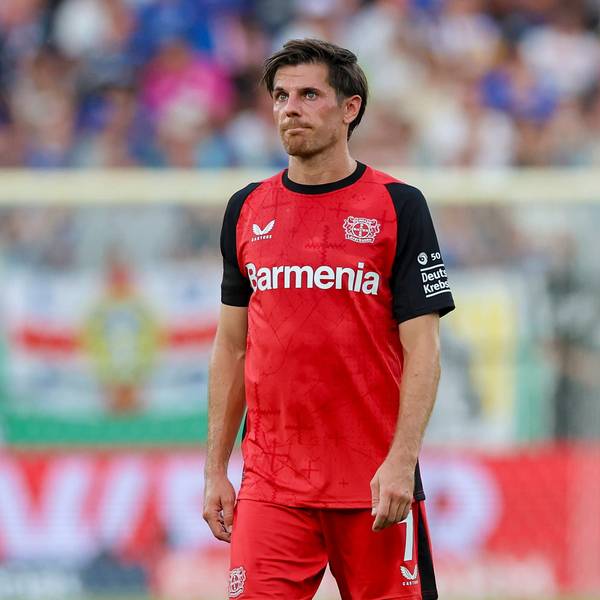 Leverkusens Jonas Hofmann schaut enttäuscht beim Spiel in der ersten Pokalrunde gegen den FC Carl Zeiss Jena.