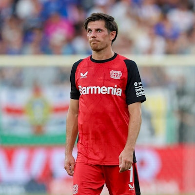 Leverkusens Jonas Hofmann schaut enttäuscht beim Spiel in der ersten Pokalrunde gegen den FC Carl Zeiss Jena.