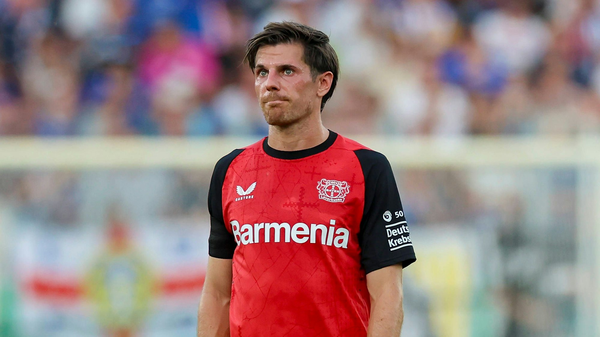 Leverkusens Jonas Hofmann schaut enttäuscht beim Spiel in der ersten Pokalrunde gegen den FC Carl Zeiss Jena.