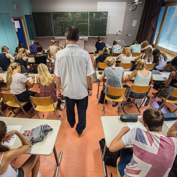 Schüler und ein Lehrer in einer Klasse.