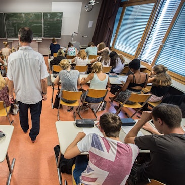 Schüler und ein Lehrer in einer Klasse.