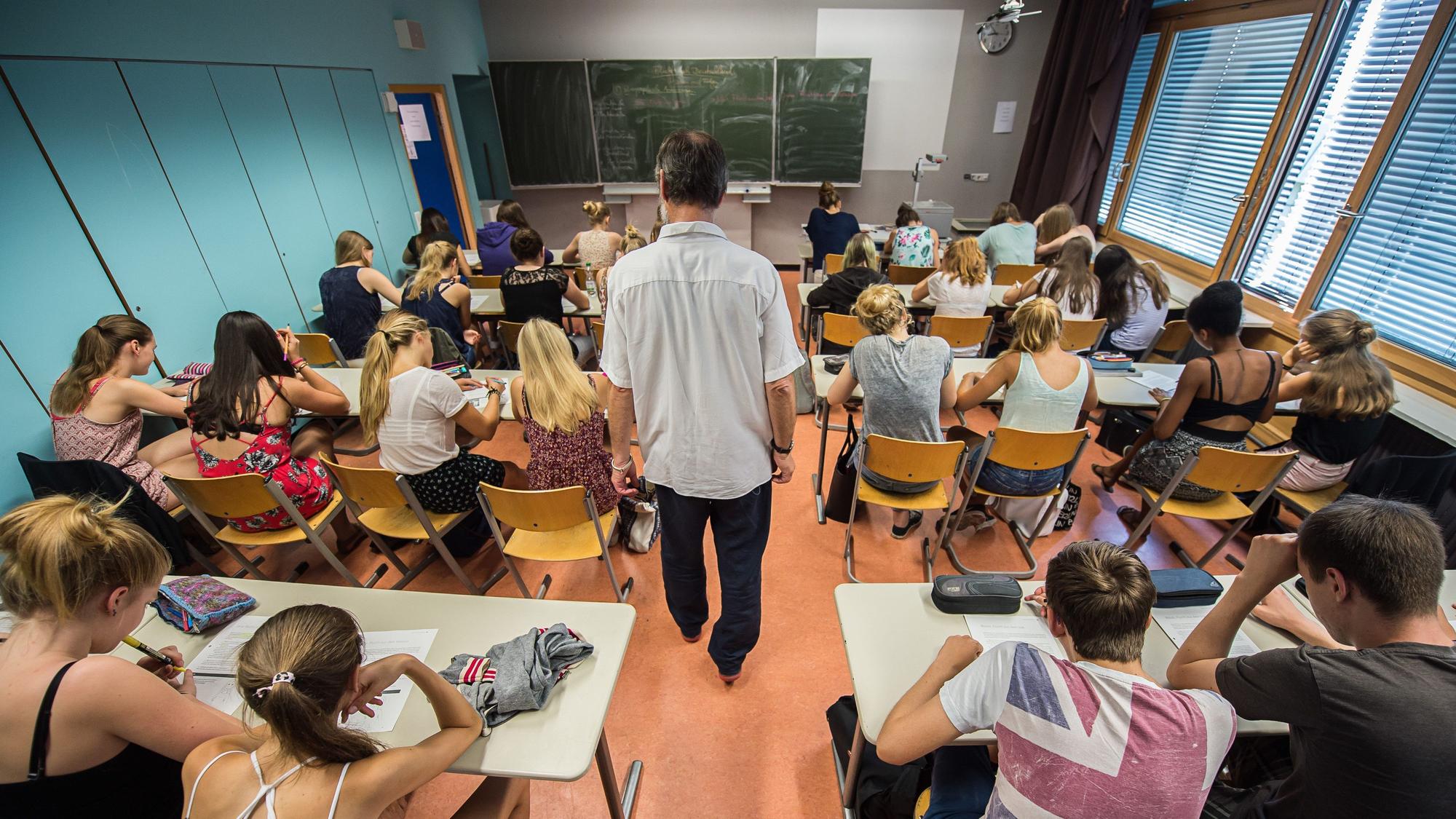 Schüler und ein Lehrer in einer Klasse.