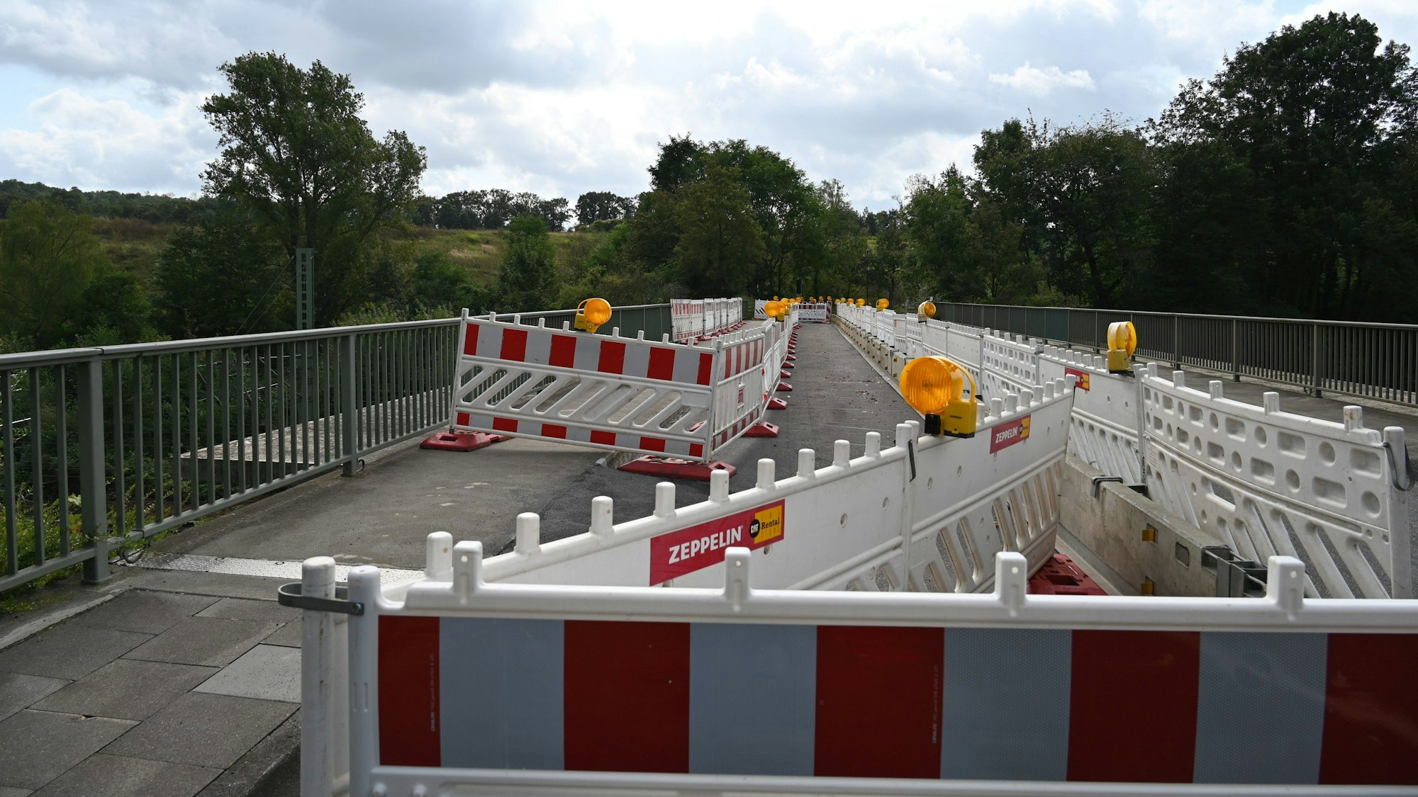 Die beschädigte Brücke ist mit einem Bauzaun abgesperrt.