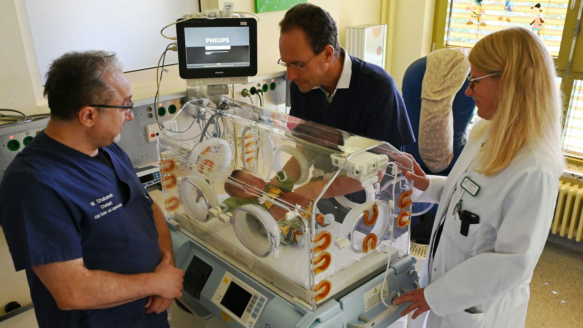 Auf der Kinderintensivstation kümmern sich die Chefärzte Wael Shabanah (l.) und Dr. Herbert Schade, hier mit Tatjana Klug, Chefärztin Frauenheilkunde und Geburtshilfe, um die kleinen Sorgenkinder.