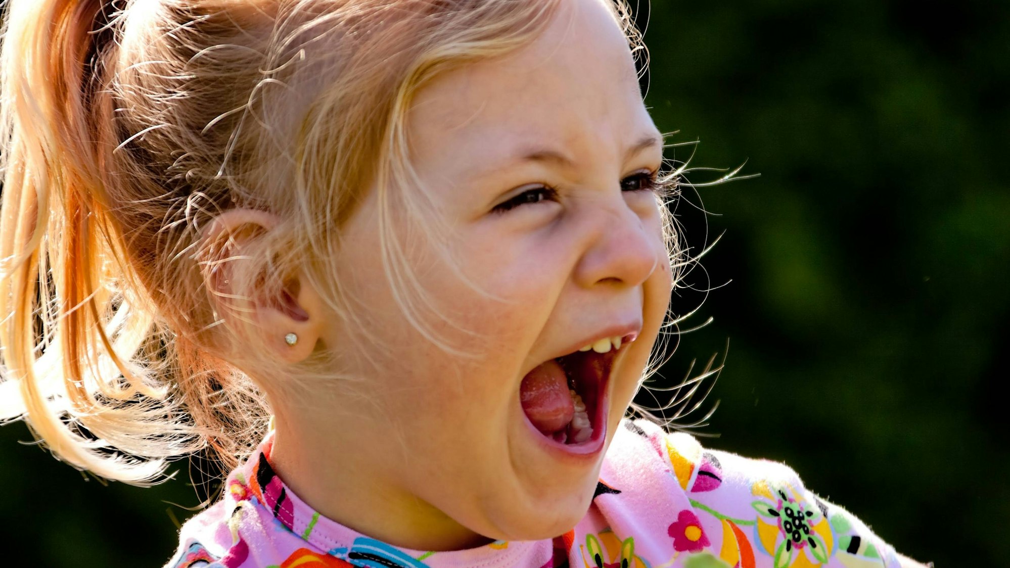 Kleines Kind lacht lauthals und herzhaft McPBBO McPBBO
Small Child laughs loudly and hearty