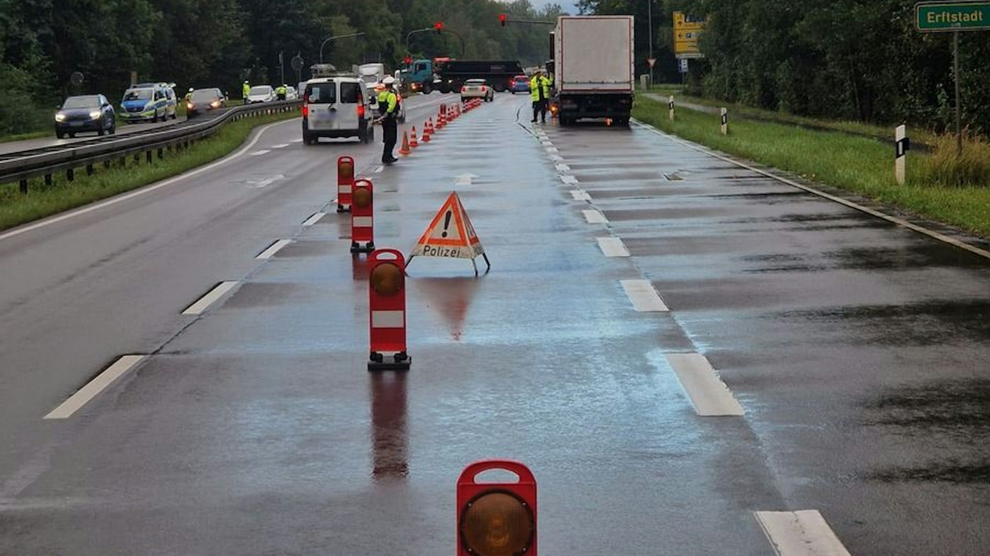 Die Polizei hat auf der B 265 in Erftstadt Schwerlastverkehr kontrolliert.