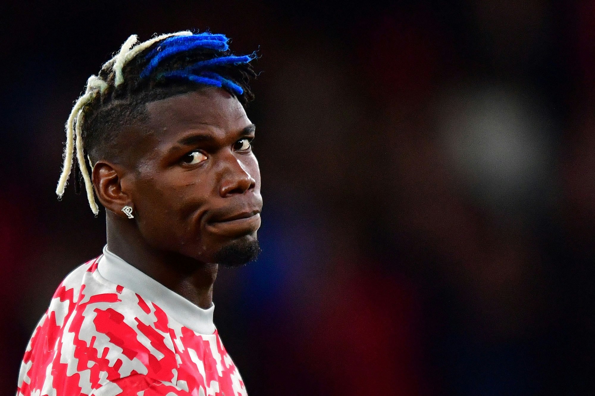 Paul Pogba wärmt sich vor einem Spiel auf.