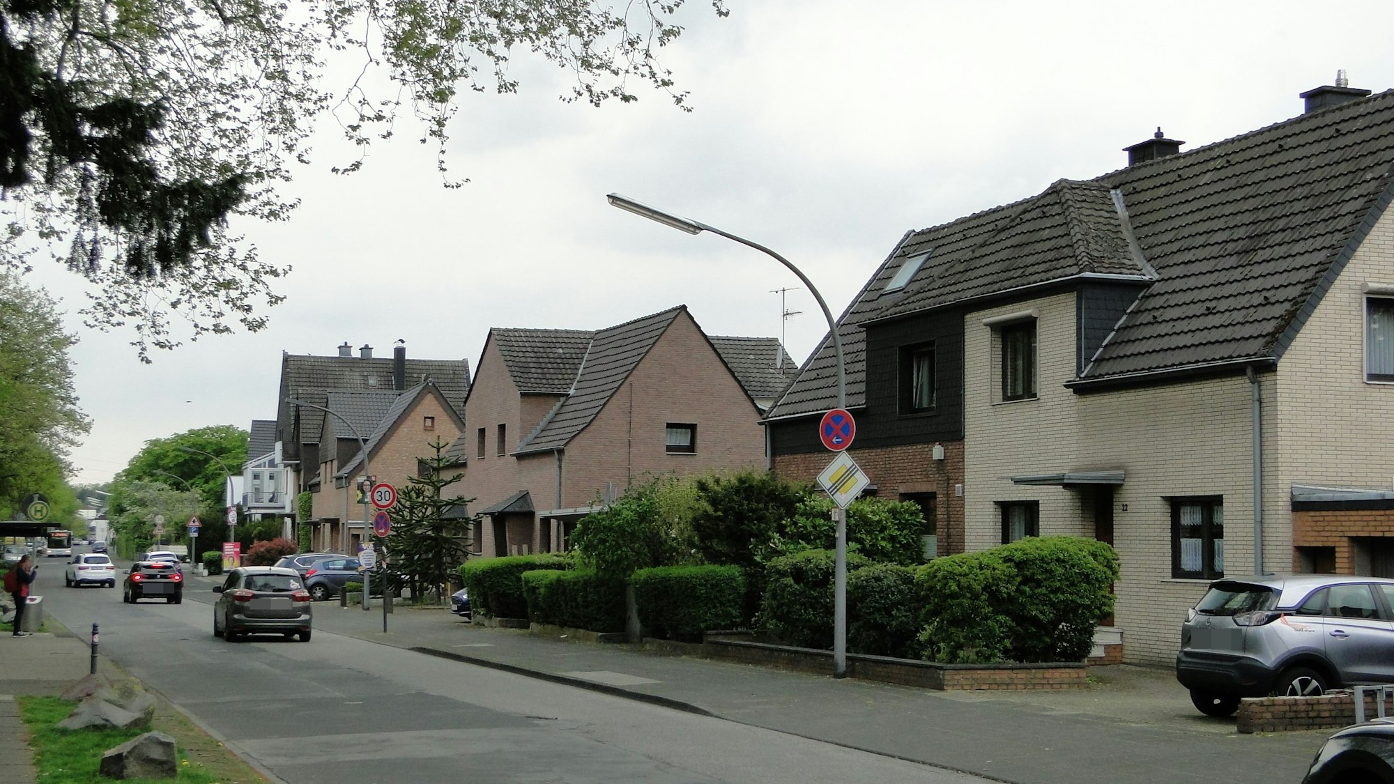 Bäume könnten an heißen Tagen Schatten spenden, doch das geht fast zwangsläufig mit einem Verlust an Parkplätzen einher.