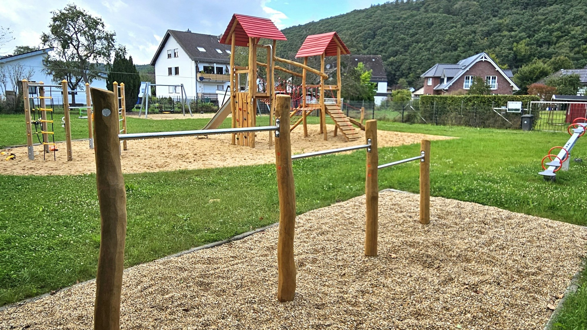 Blick auf den Spielplatz mit den neuen Geräten.