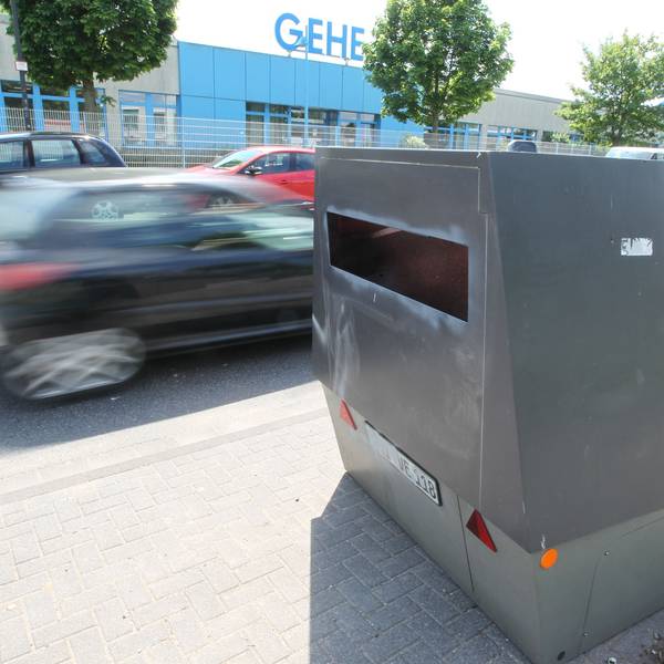 An einer Straße in Troisdorf-Spich steht eine mobile Geschwindigkeitsüberwachungsanlage der Stadtverwaltung.