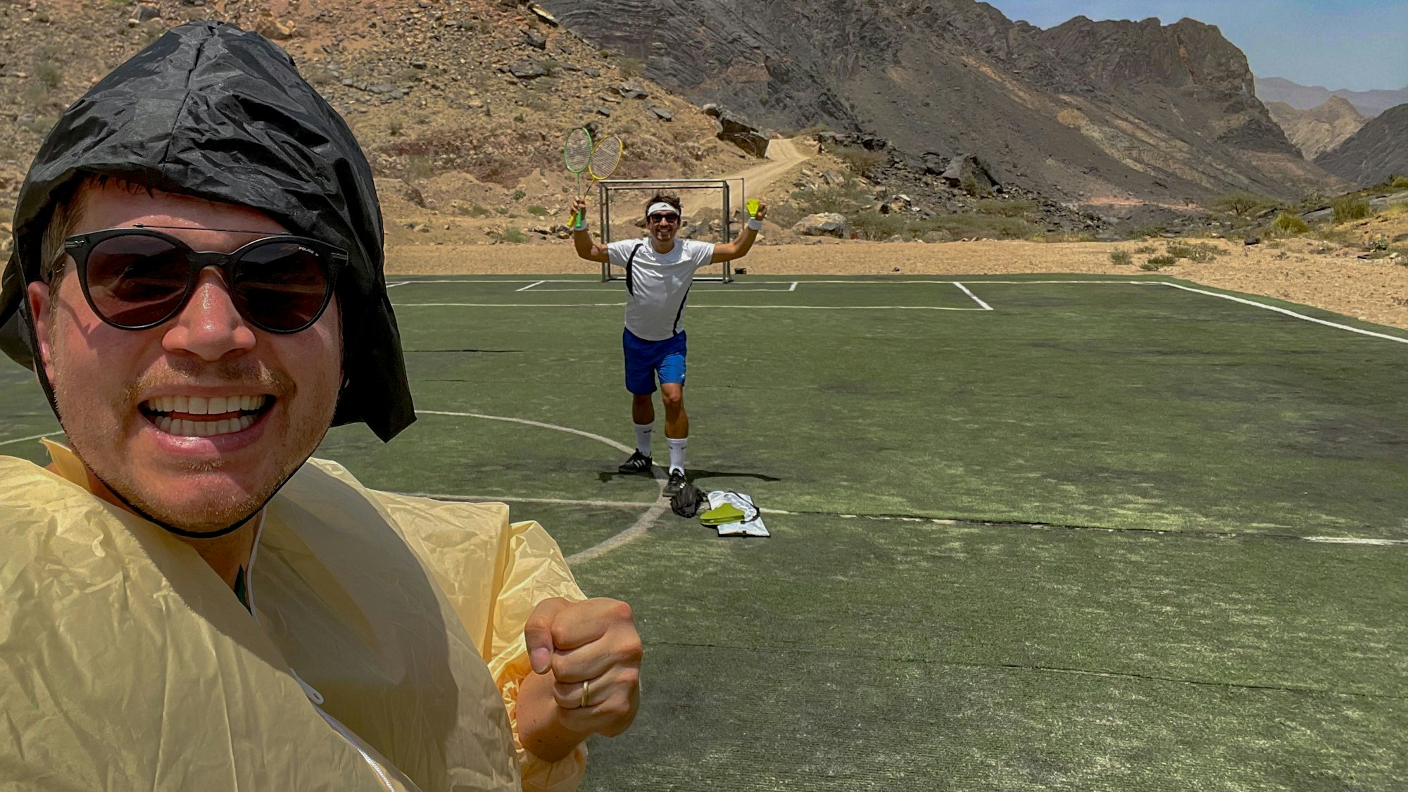 SIlvan Rehfeld (l.) und Marcel Kottrup Köln haben ihre zwölfte Mission abgeschlossen. Ein Treffen auf einem einsamen Fußballfeld mitten in der Gebirgswüste des Omans.