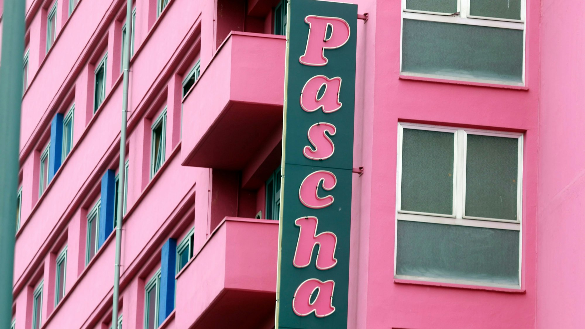 22.05.2024, Köln: Das Großbordell Pascha in der Hornstraße in Köln. Es wirbt damit, Laufhaus, Nightclub und Hotel zu sein und war 1972 das erste Hochhausbordell Europas. Foto: Arton Krasniqi