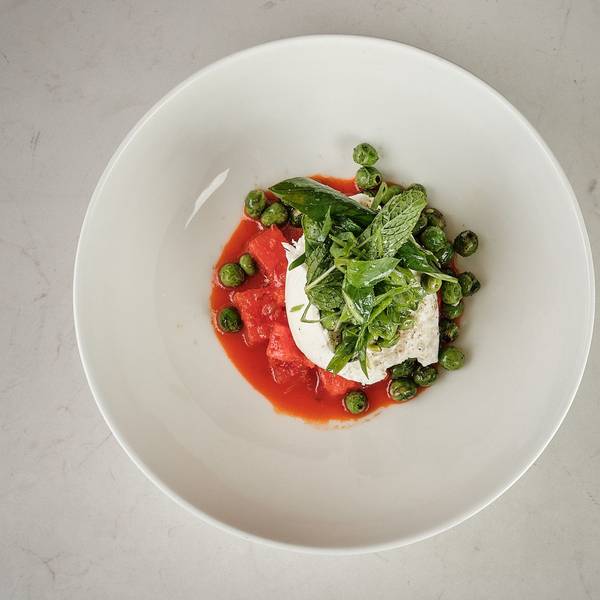 Sieht nicht nur köstlich aus, schmeckt auch so: Hendrik Olfens Rezept mit gegrillten Erbsen, Burrata und pikanter Wassermelone.