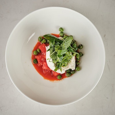 Sieht nicht nur köstlich aus, schmeckt auch so: Hendrik Olfens Rezept mit gegrillten Erbsen, Burrata und pikanter Wassermelone.