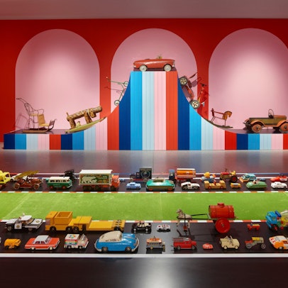 Viele Spielzeugautos stehen im Stau.