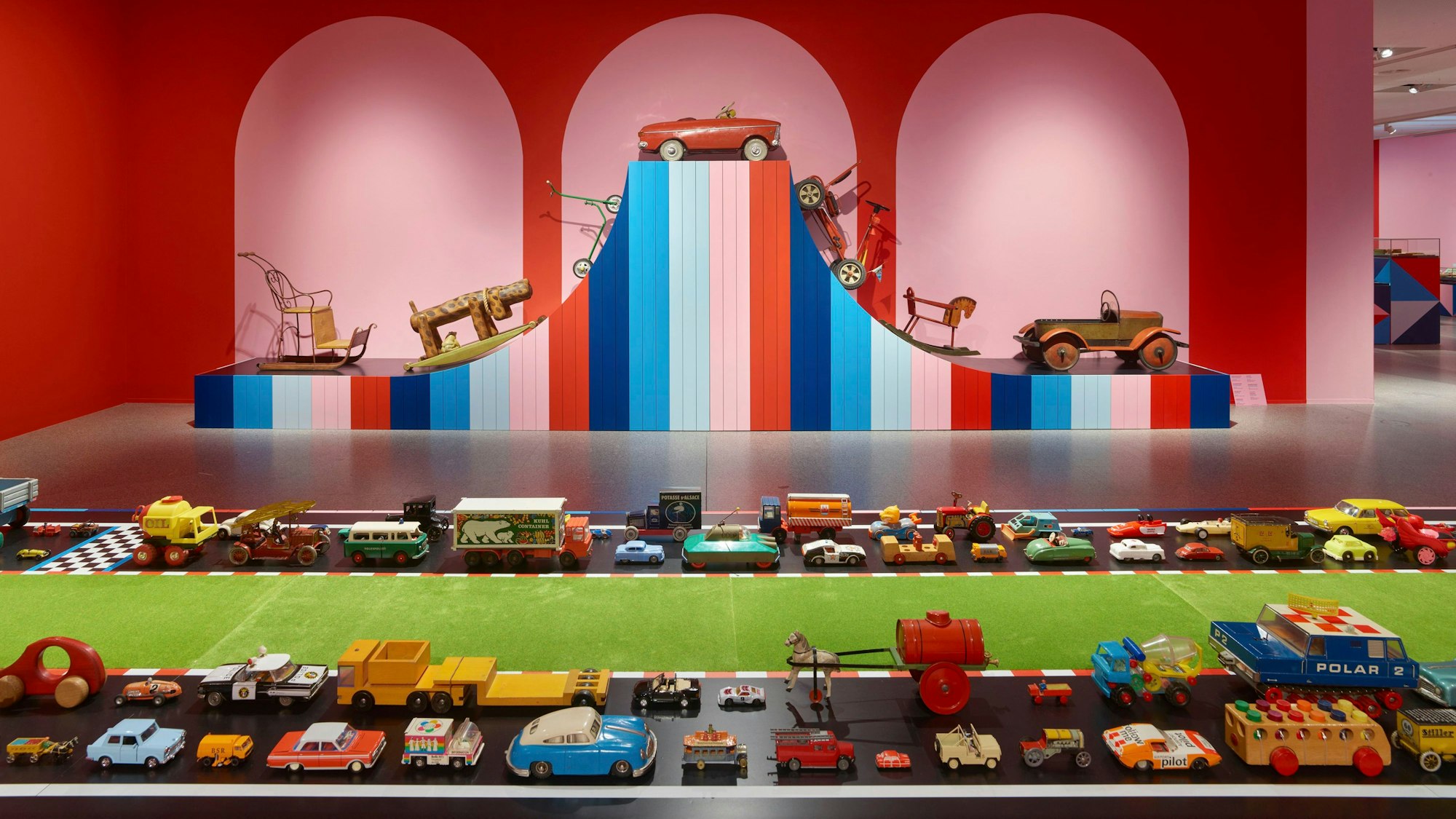 Viele Spielzeugautos stehen im Stau.