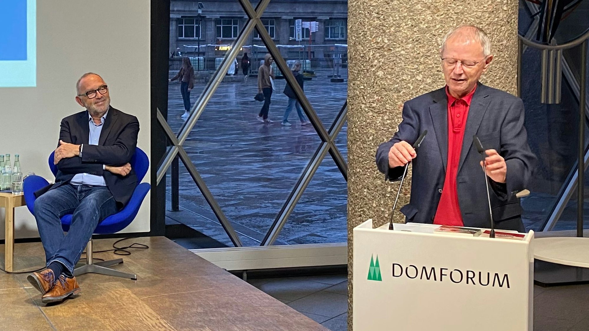 Armutsforscher Christoph Butterwegge (r.) sprach im Domforum unter anderem mit dem ehemaligen NRW-Finanzminister Norbert Walter-Borjans.