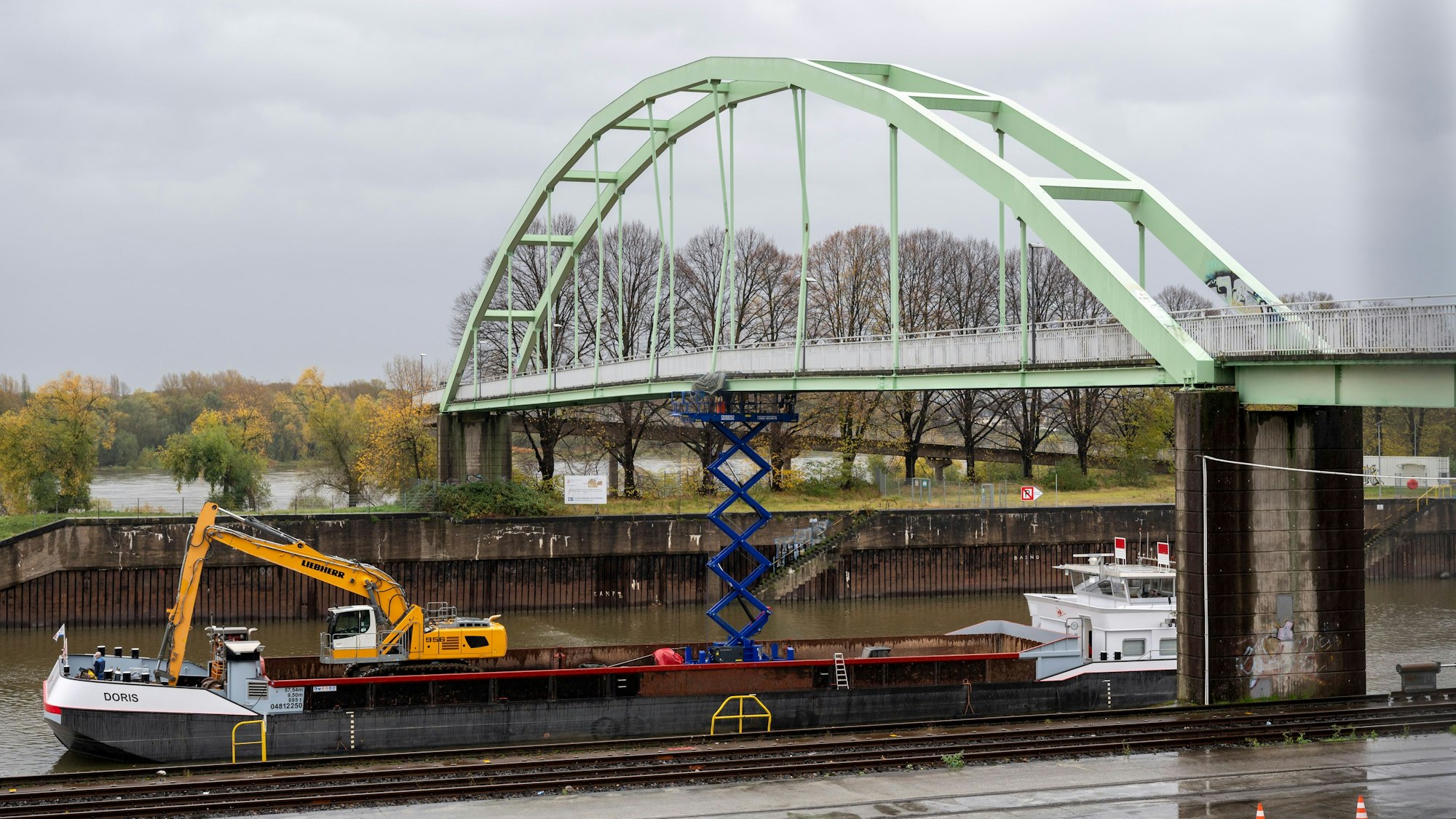 Die beschädigte Niehler Hafenbrücke nach dem Unfall im Oktober 2023