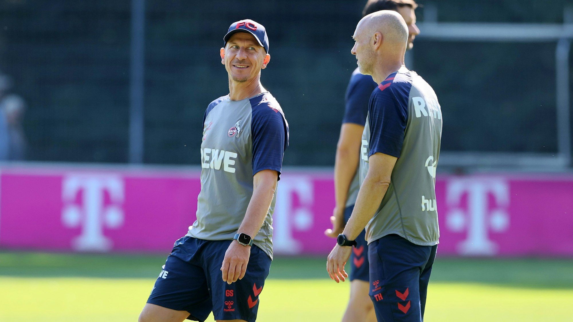 Gerhard Struber (l.) und Thomas Hickersberger beim Training des 1. FC Köln.