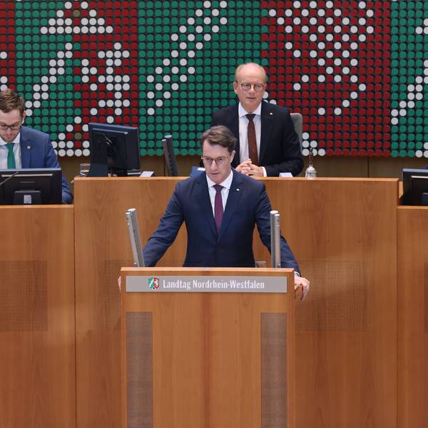 11.09.2024, Nordrhein-Westfalen, Düsseldorf: Der Nordrhein Westfälische Ministerpräsident Hendrik Wüst spricht bei einer Plenarsitzungim Landtag.