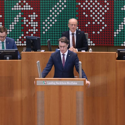 11.09.2024, Nordrhein-Westfalen, Düsseldorf: Der Nordrhein Westfälische Ministerpräsident Hendrik Wüst spricht bei einer Plenarsitzungim Landtag.