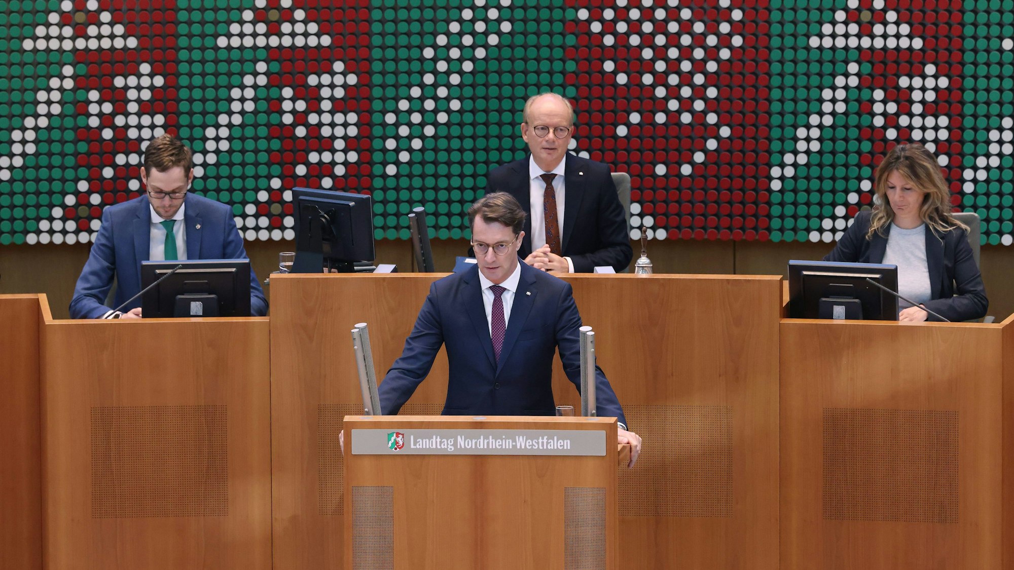 11.09.2024, Nordrhein-Westfalen, Düsseldorf: Der Nordrhein Westfälische Ministerpräsident Hendrik Wüst spricht bei einer Plenarsitzungim Landtag.