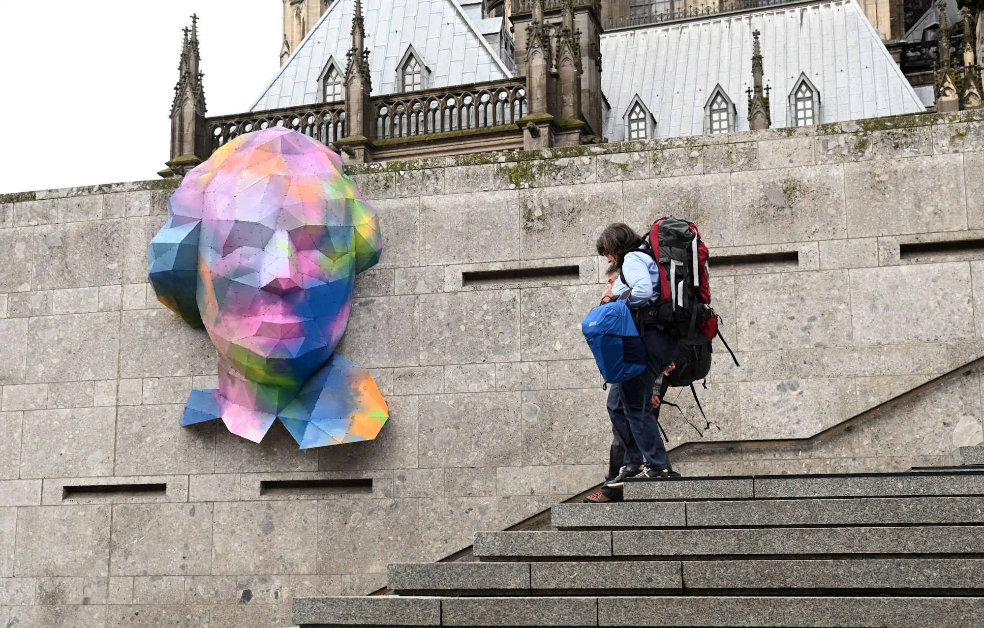 Die Skulptur von Wallraf an der Mauer zur Domtreppe