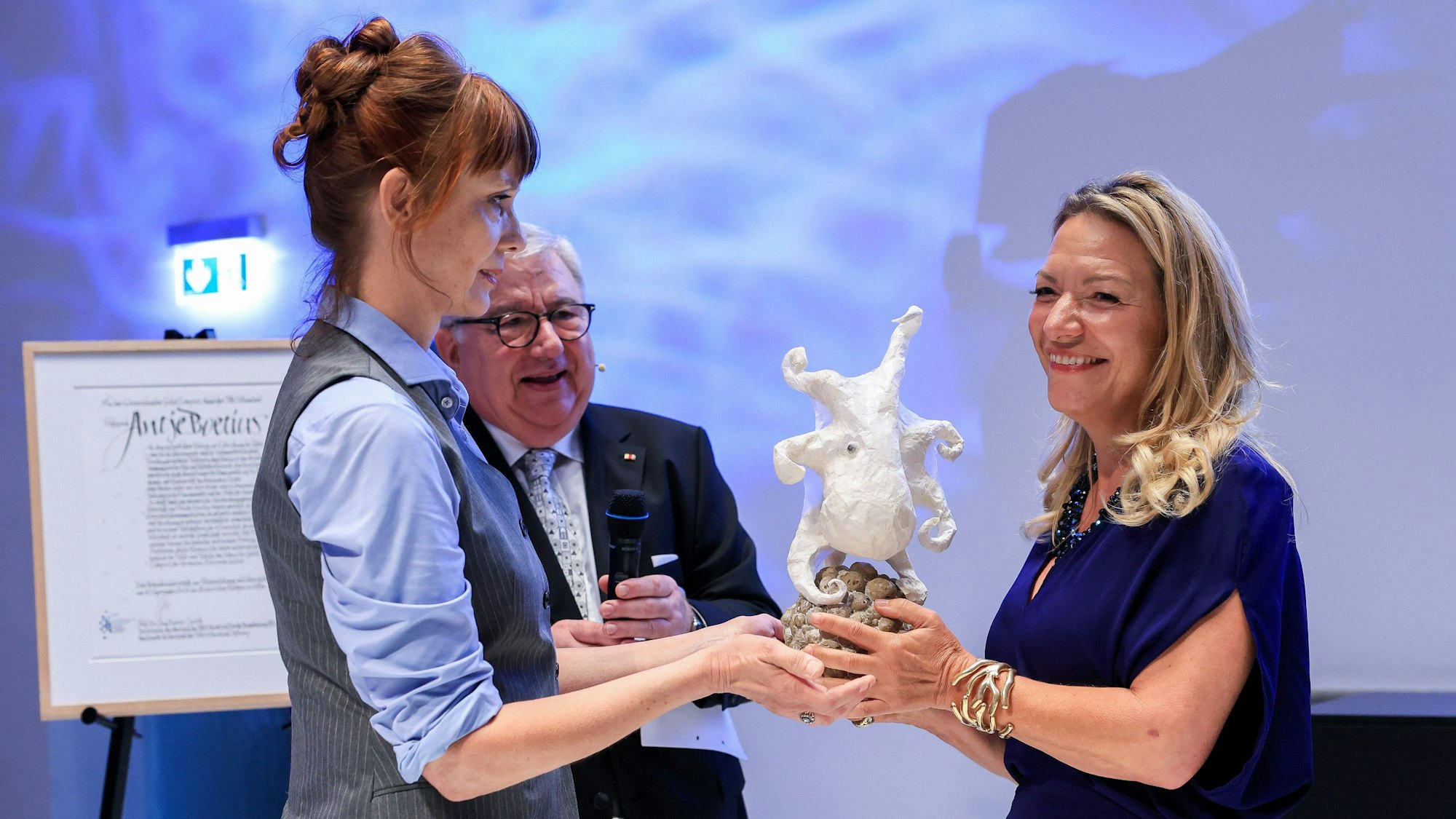 Im Bild v.l.n.r. Anna Mandel, Prof. Dr. -Ing. Dieter Spath und Antje Boetius.