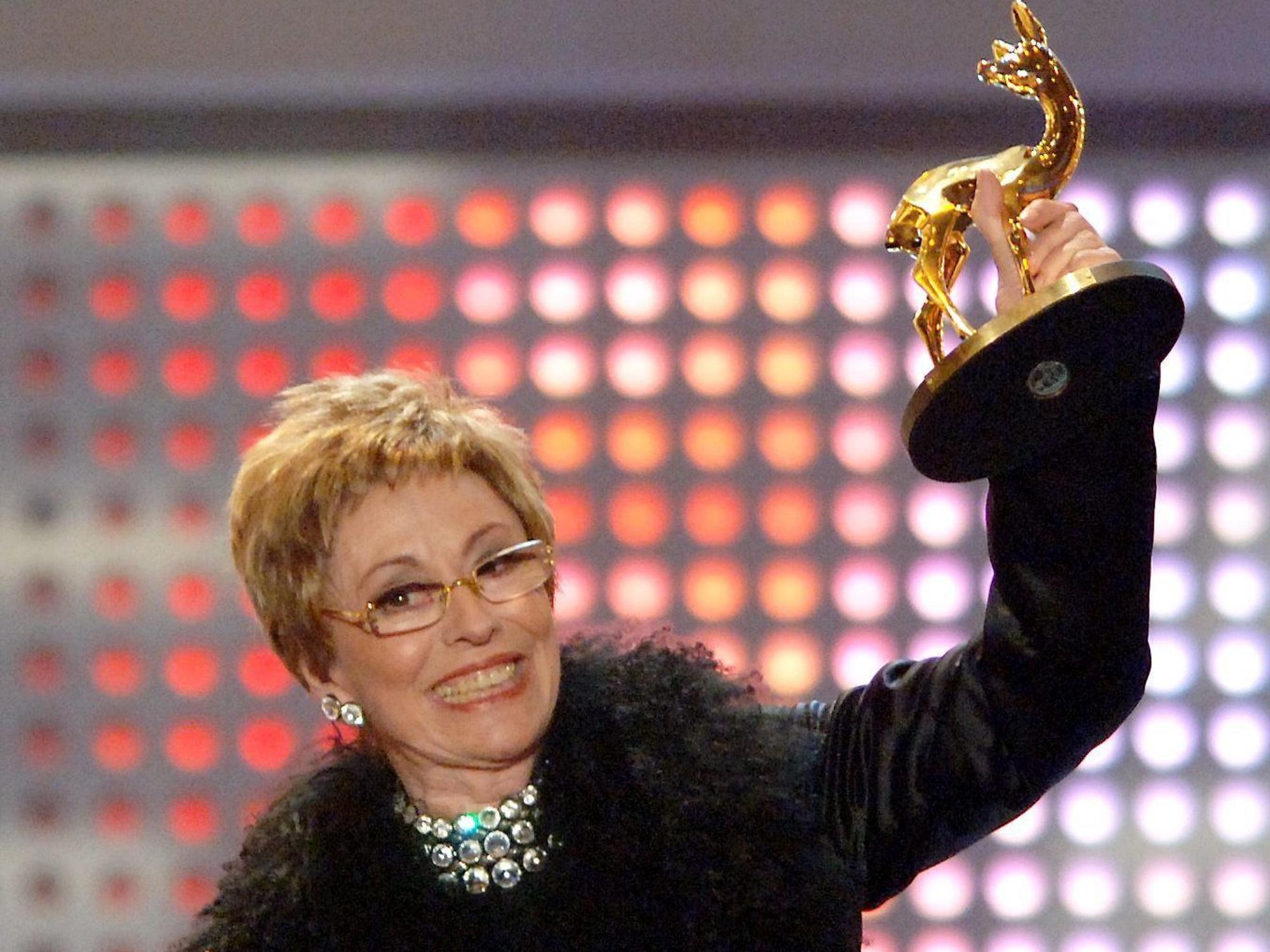 Sängerin Caterina Valente freut sich über ihren Ehren-Bambi.