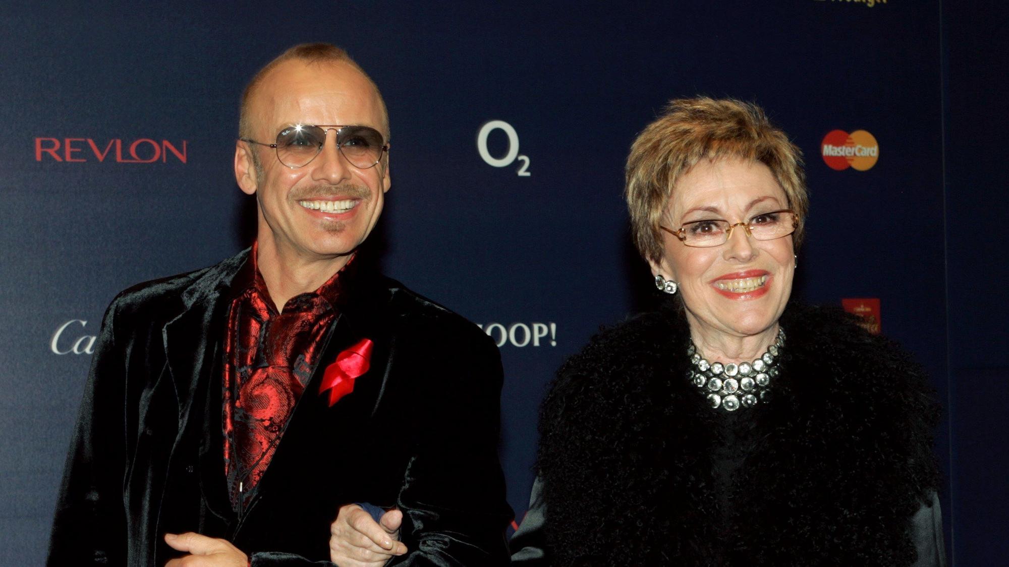 Arm in Arm mit ihrem Sohn Eric van Aro zeigt sich Showstar Caterina Valente bei der Bambi-Verleihung im Münchner Messezentrum ICM – sie erhielt den Ehren-Bambi.