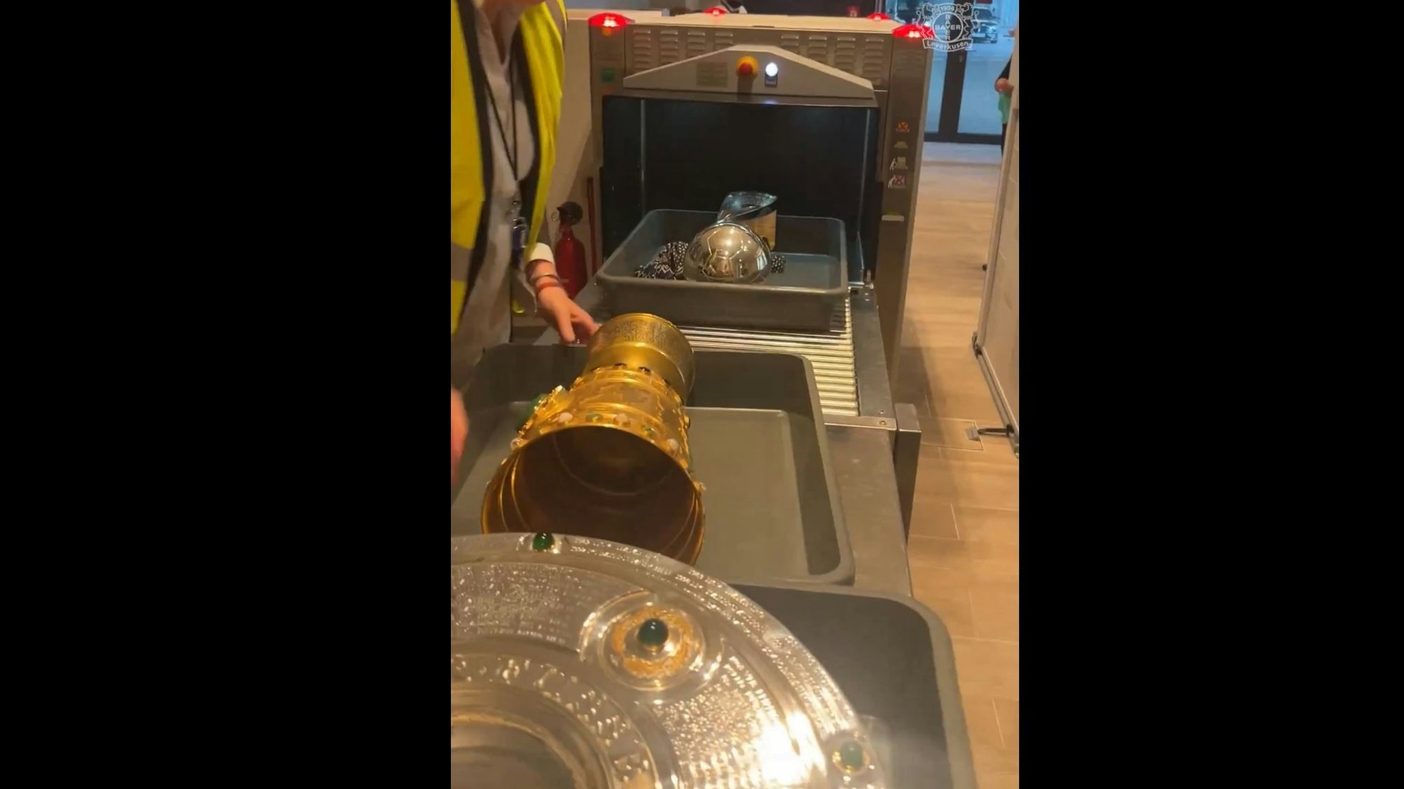 Bayer 04 Leverkusen auf Trophy-Tour: Meisterschale, DFB-Pokal und Supercup-Trophäe beim Sicherheitscheck am Flughafen