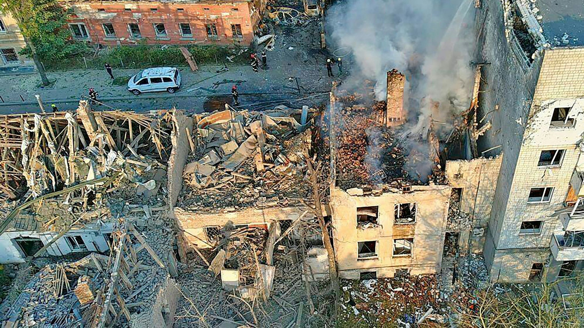 Rauch steigt aus Gebäuden auf, die durch einen russischen Angriff in Lwiw zerstört worden sind.