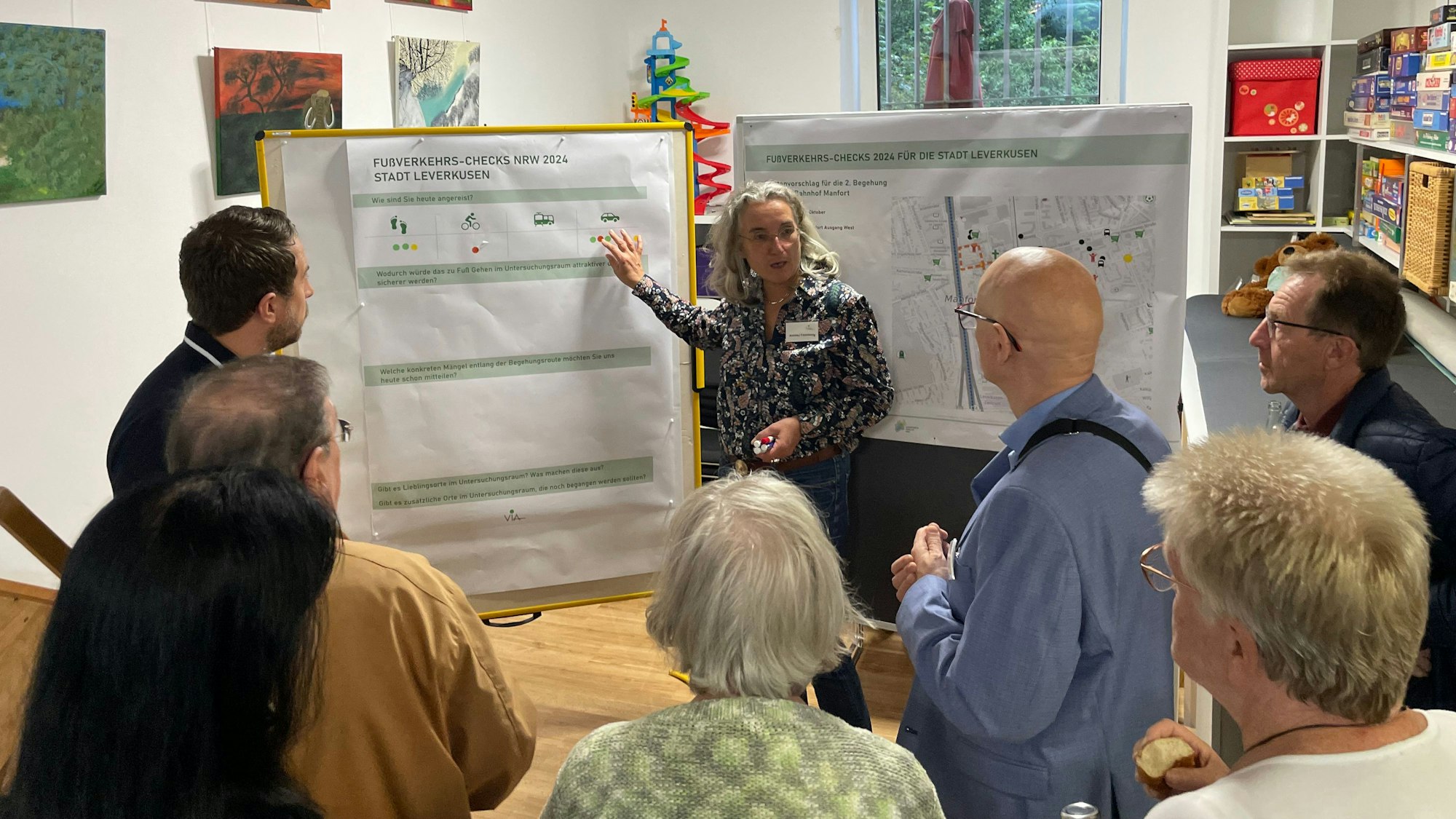 Gut 50 Leute waren beim Auftakt zum Fußverkehrscheck in Manfort dabei.