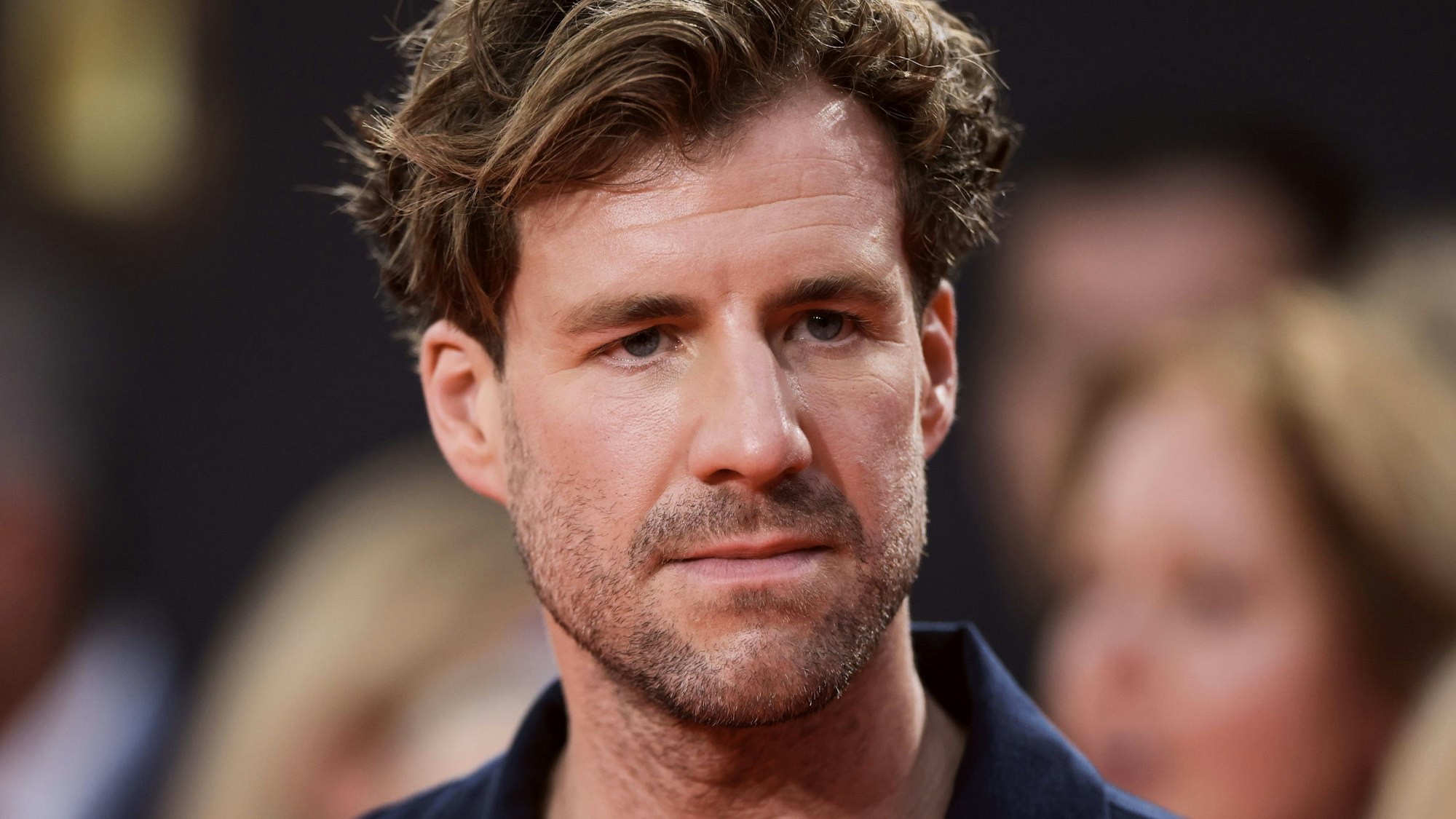 Comedian Luke Mockridge kommt zur Verleihung der Deutschen Fernsehpreise 2023 ins Kölner Coloneum.