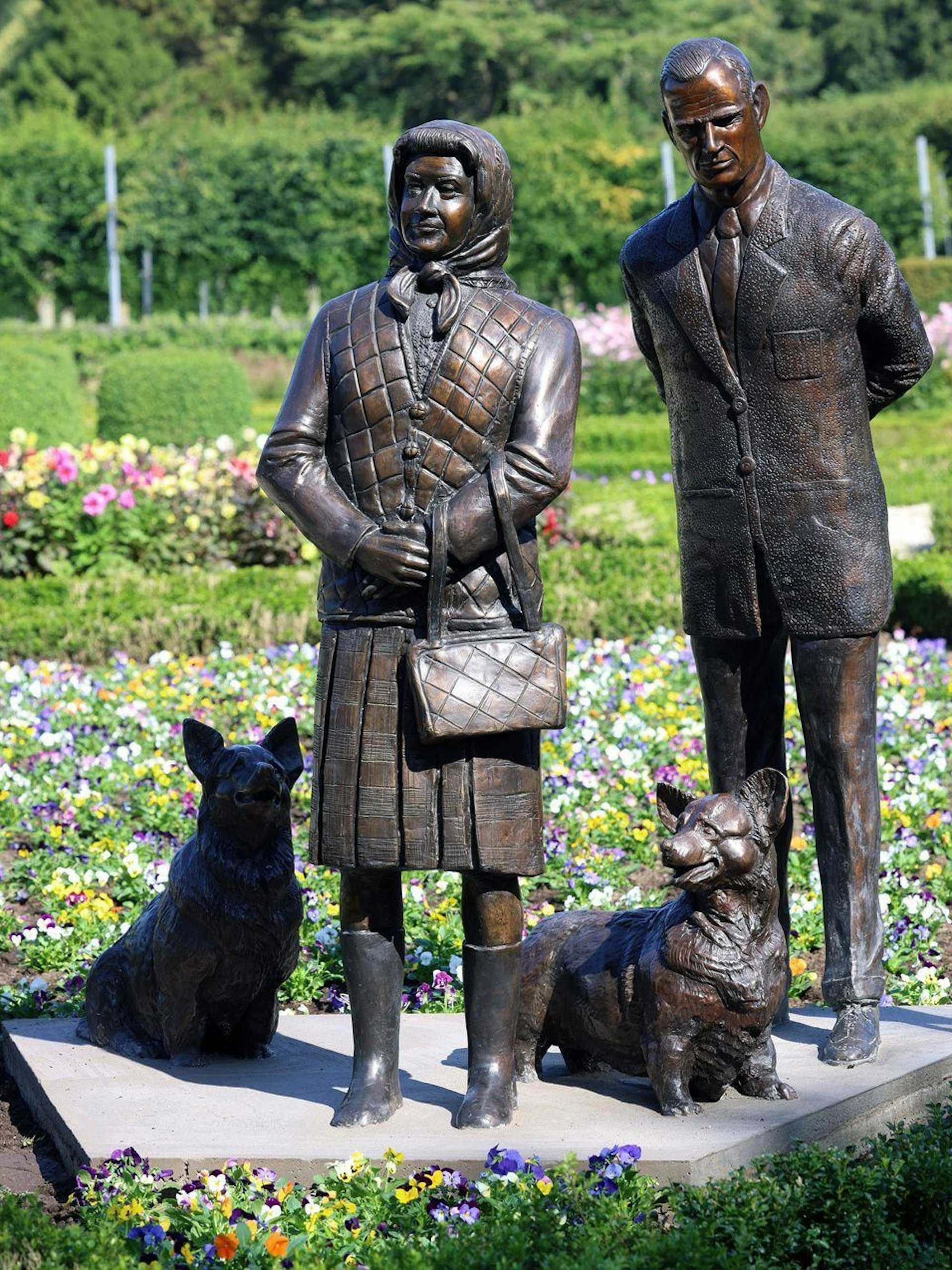 Dieses Foto wurde vom Antrim and Newtownabbey Borough Council veröffentlicht und zeigt eine neue Statue des Künstlers Anto Brennan, die zum Gedenken an Königin Elisabeth II. in den Antrim Castle Gardens aufgestellt wurde.