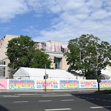 13.05.2024 Köln. Die Baustelle von Schauspielhaus und Oper am Offenbach Platz. Die jahrelange Sanierung wird inklusiver aller Kosten am Ende über eine Milliarde Euro gekostet haben. Für den 17. Mai sind wichtige Abnahmeprüfungen durch Sachverständige geplant. Foto: Alexander Schwaiger