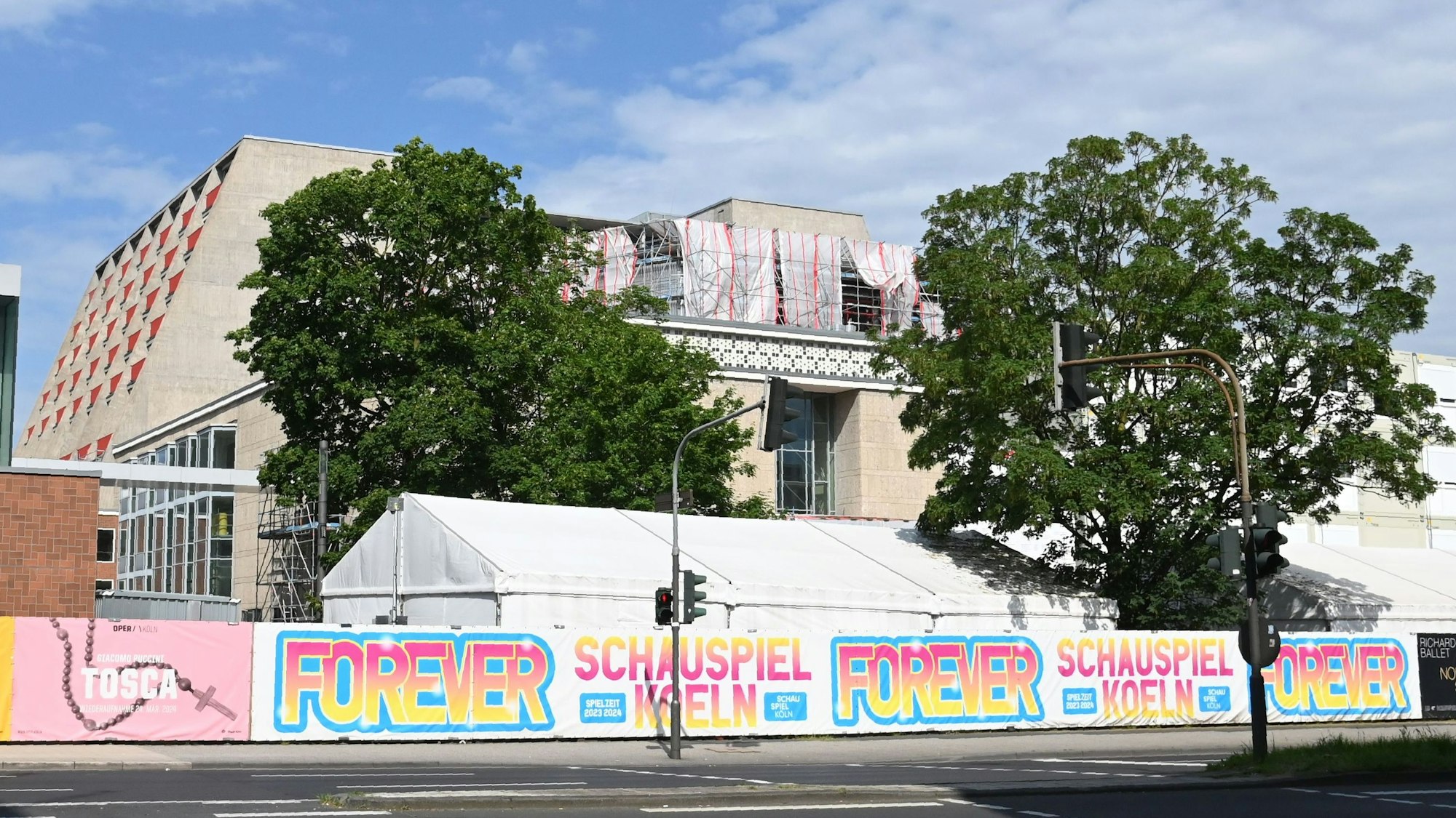 13.05.2024 Köln. Die Baustelle von Schauspielhaus und Oper am Offenbach Platz. Die jahrelange Sanierung wird inklusiver aller Kosten am Ende über eine Milliarde Euro gekostet haben. Für den 17. Mai sind wichtige Abnahmeprüfungen durch Sachverständige geplant. Foto: Alexander Schwaiger