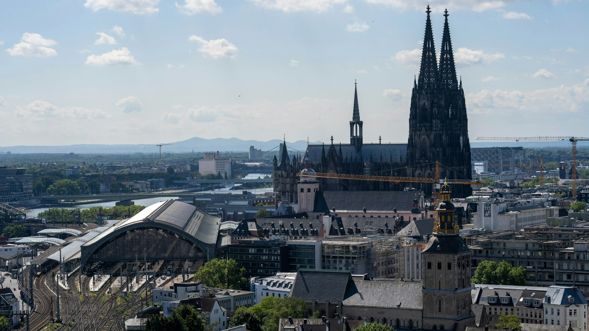 Blick auf den Hauptbahnhof und den Dom in Köln.