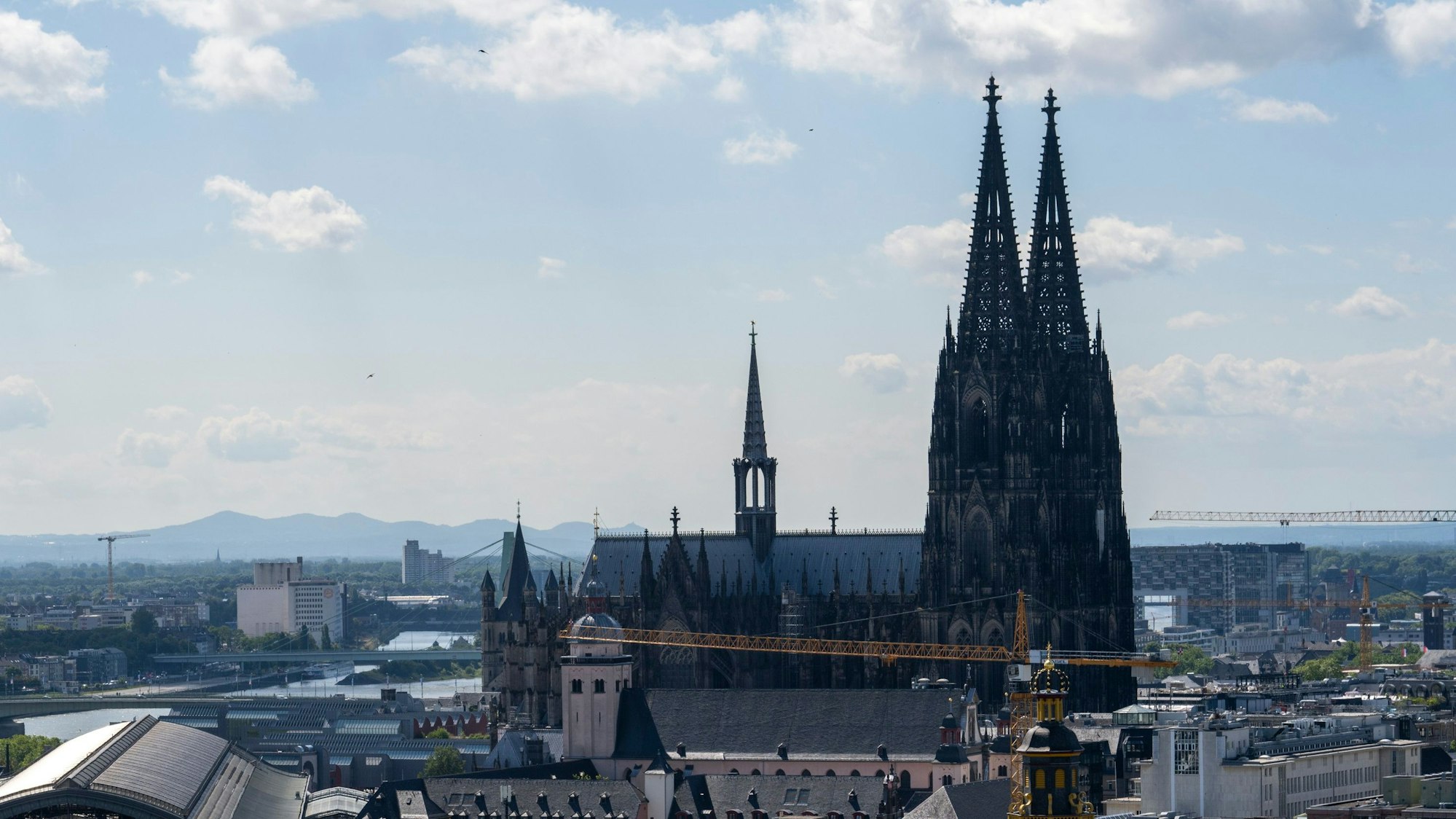 Blick auf den Hauptbahnhof und den Dom.