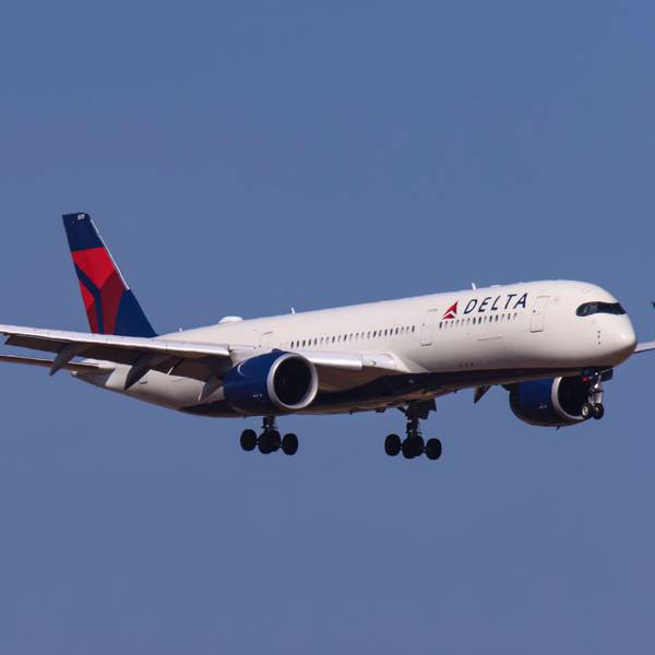 Landung eines Flugzeugs Delta Air Lines Airbus A350.