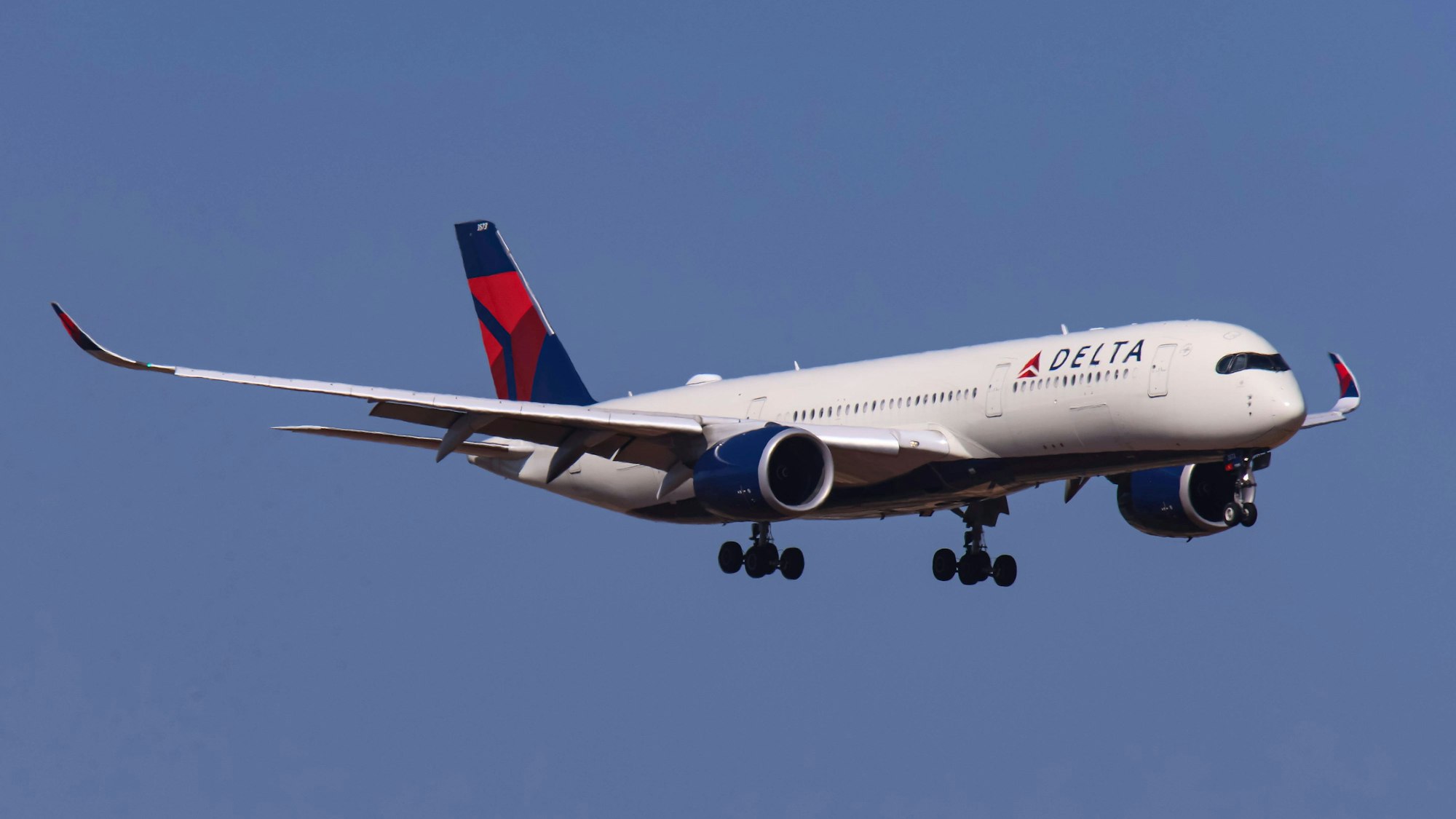 Landung eines Flugzeugs Delta Air Lines Airbus A350.