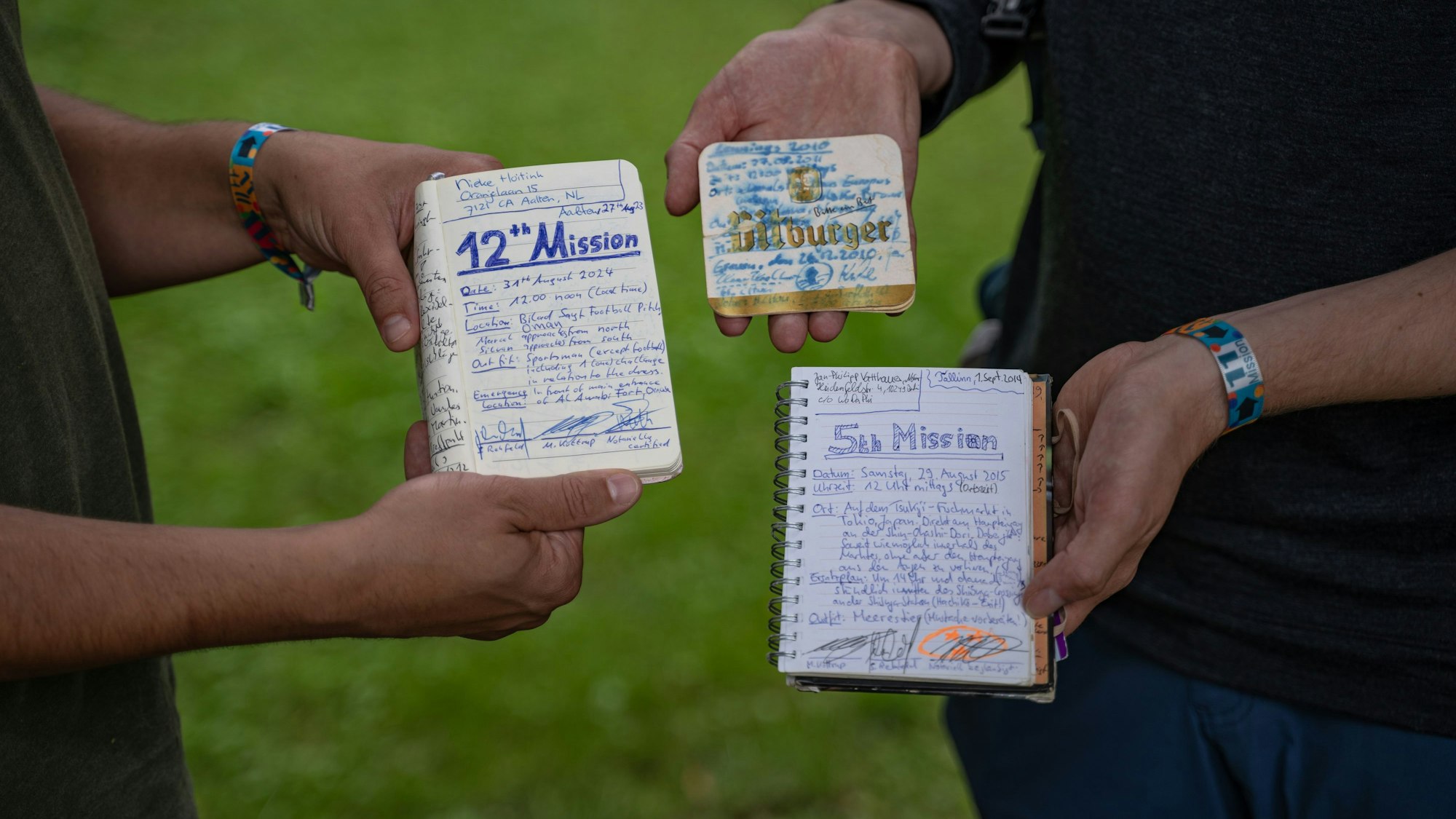 Einige der notariell beglaubigten Missionsverträge von Marcel Kottrup und Silvan Rehfeld.