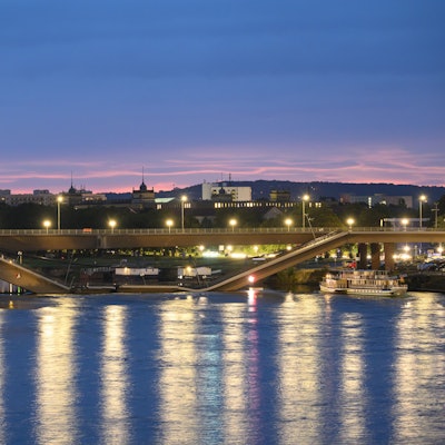 Teile der Carolabrücke über der Elbe sind eingestürzt.