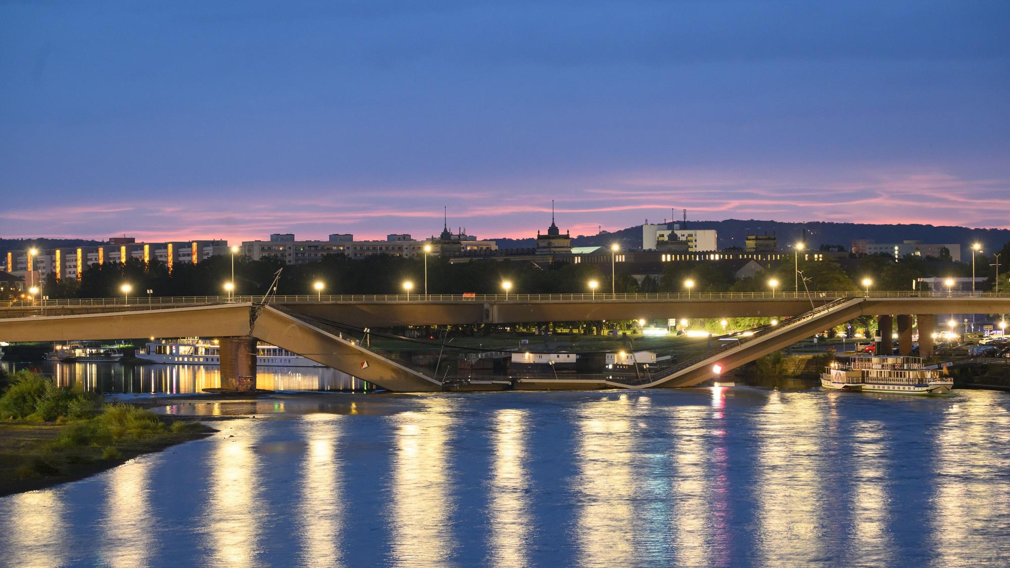 Teile der Carolabrücke über der Elbe sind eingestürzt.