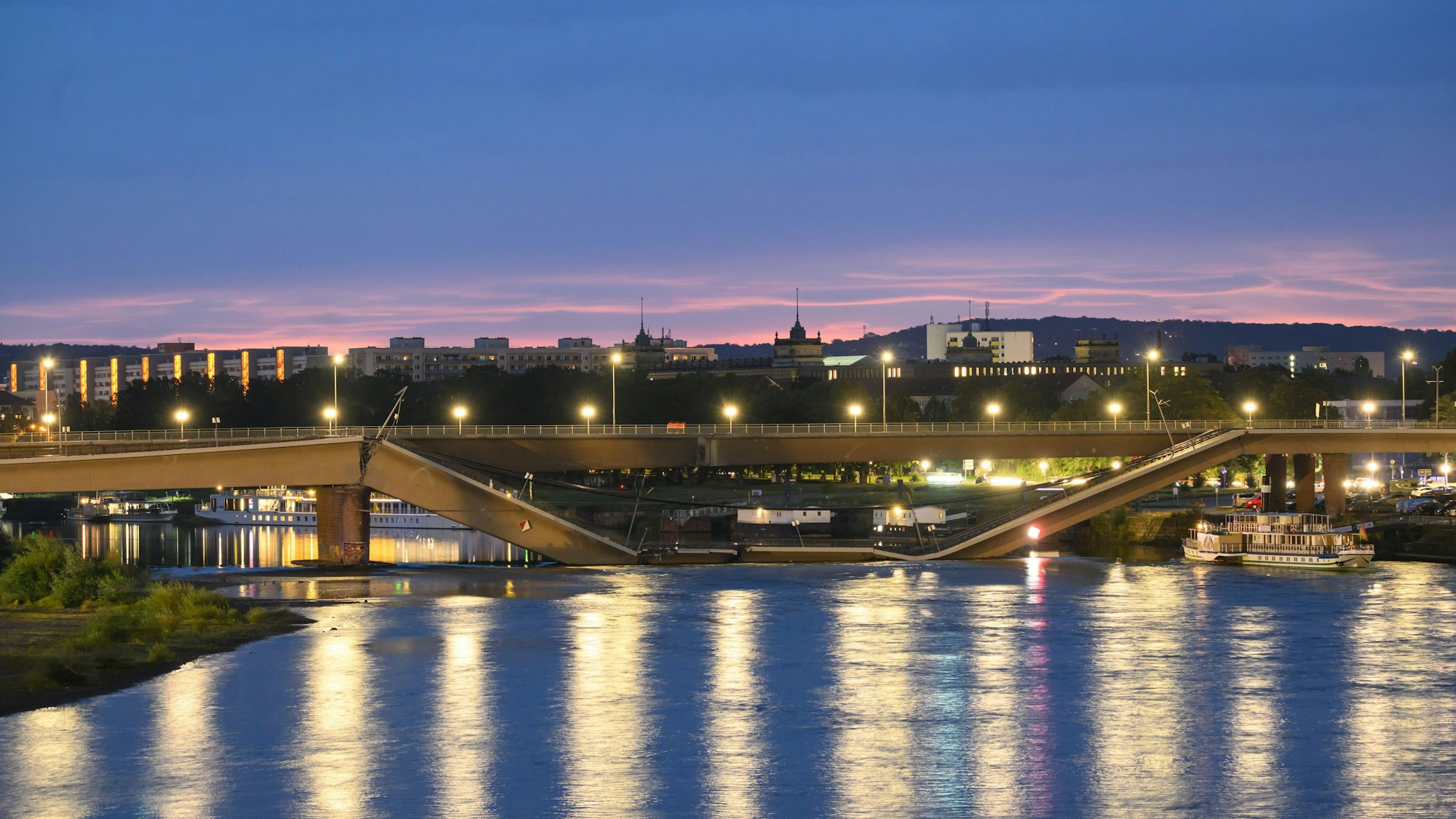 Teile der Carolabrücke über der Elbe sind eingestürzt.