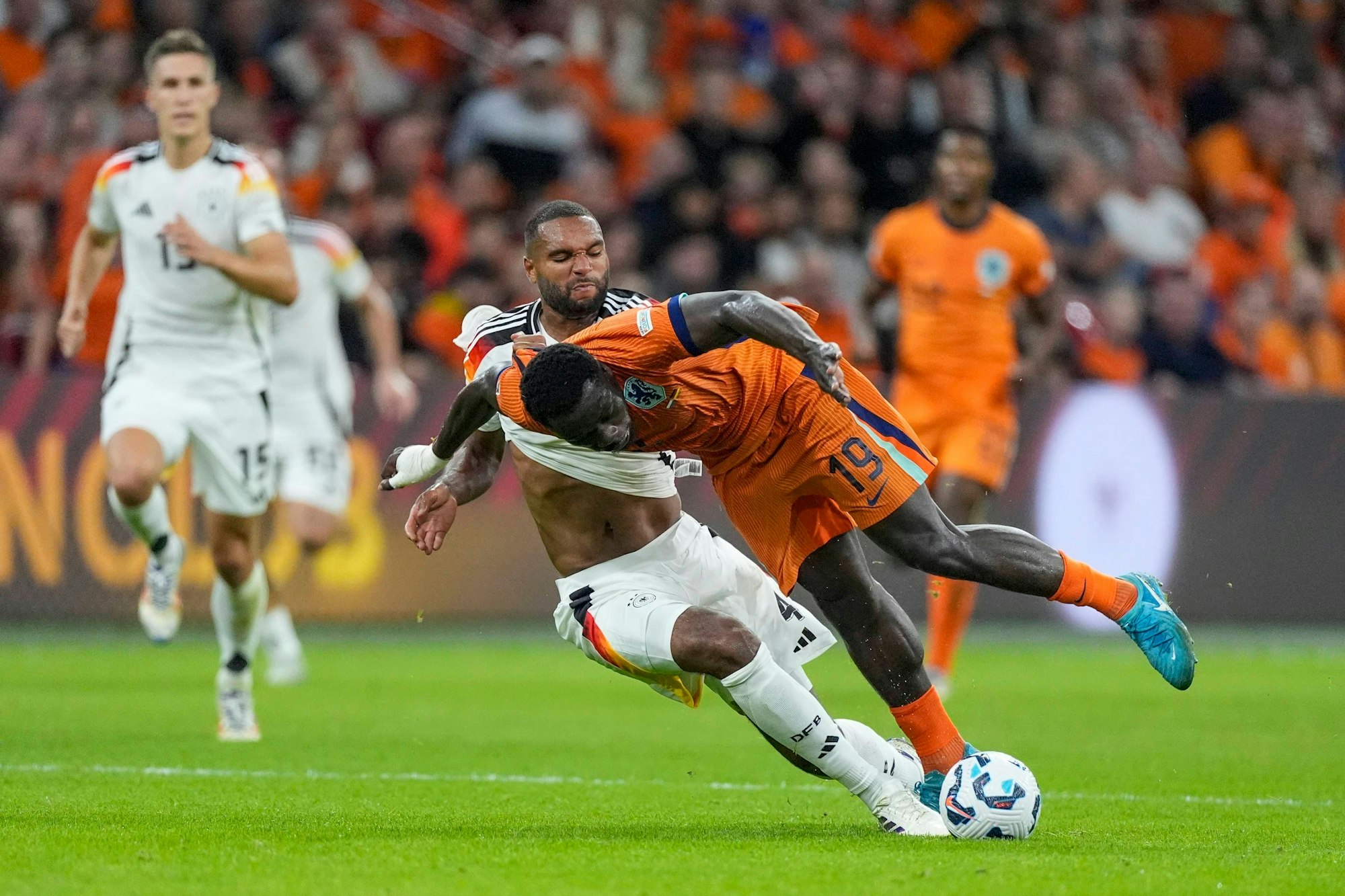 Jonathan Tah und Brian Brobbey liefern sich einen harten Zweikampf um den Ball.