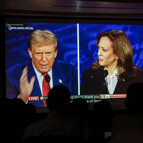 Studierende schauen das TV-Duell zwischen Donald Trump und Kamala Harris auf einem TV-Gerät in der Universität von Minnesota.
