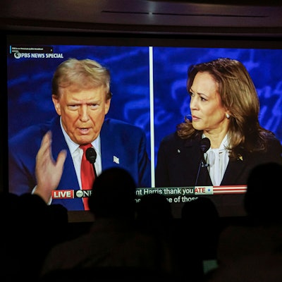 Studierende schauen das TV-Duell zwischen Donald Trump und Kamala Harris auf einem TV-Gerät in der Universität von Minnesota.