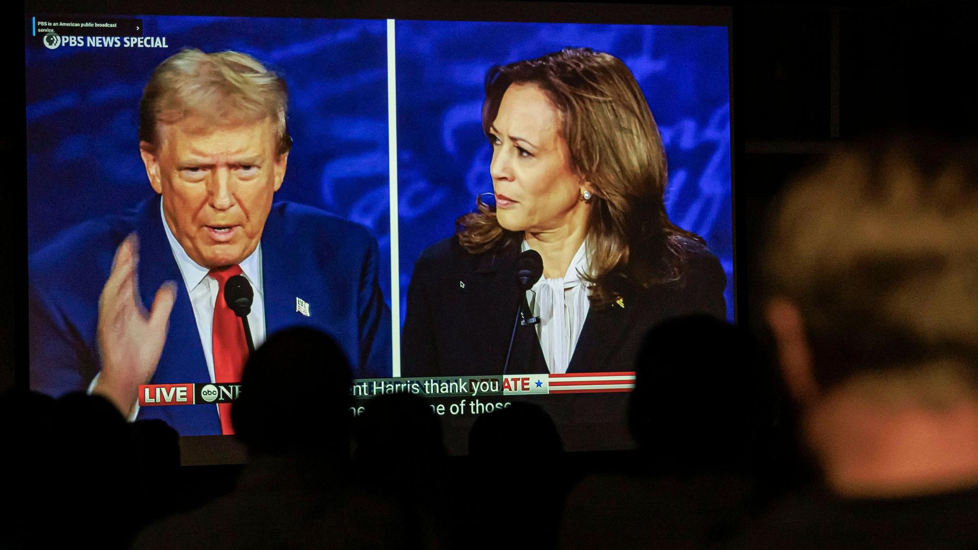 Studierende schauen das TV-Duell zwischen Donald Trump und Kamala Harris auf einem TV-Gerät in der Universität von Minnesota.