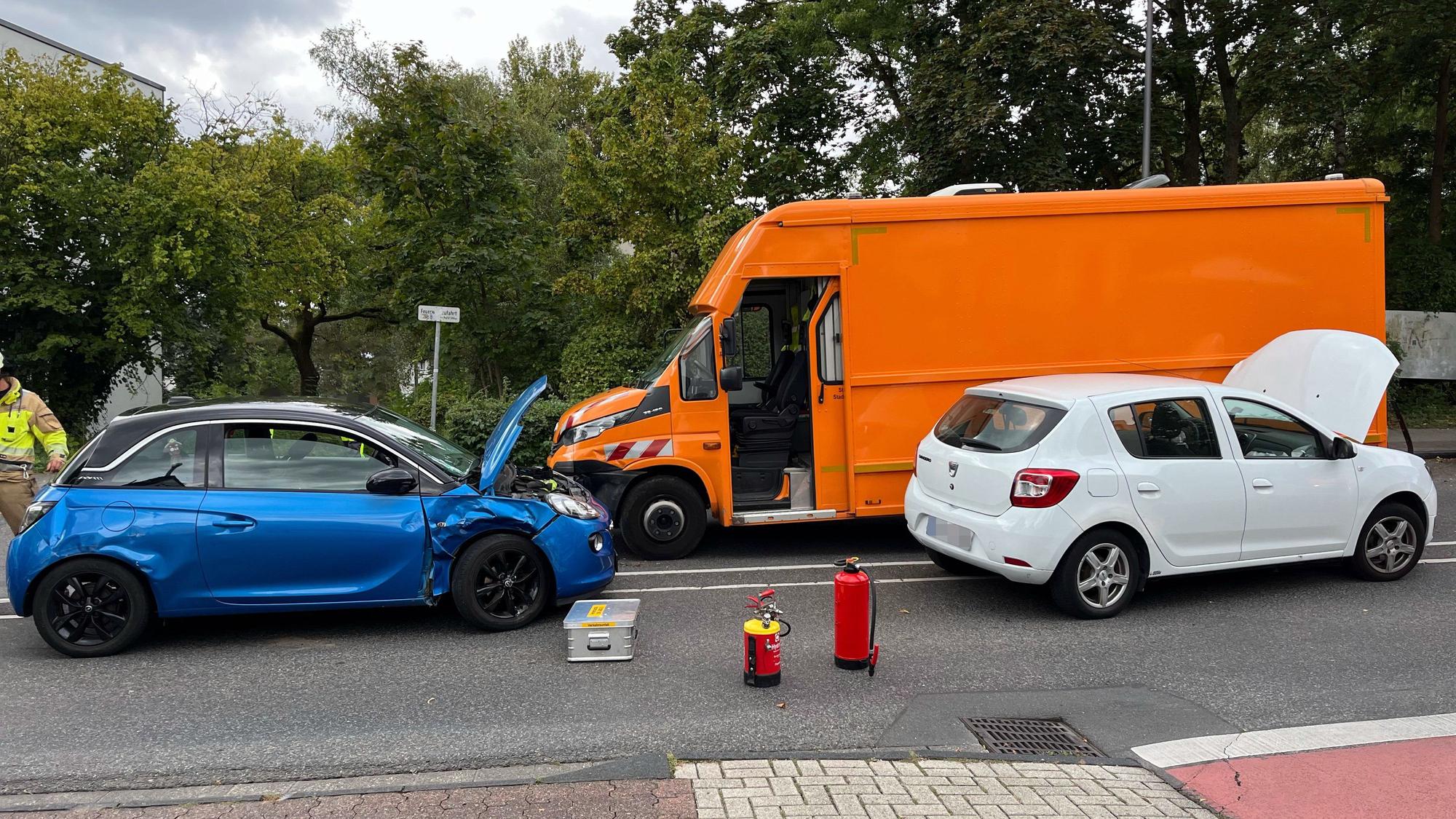Drei Unfallautos stehen auf der Bensberger Straße in Bergisch Gladbach-Heidkamp